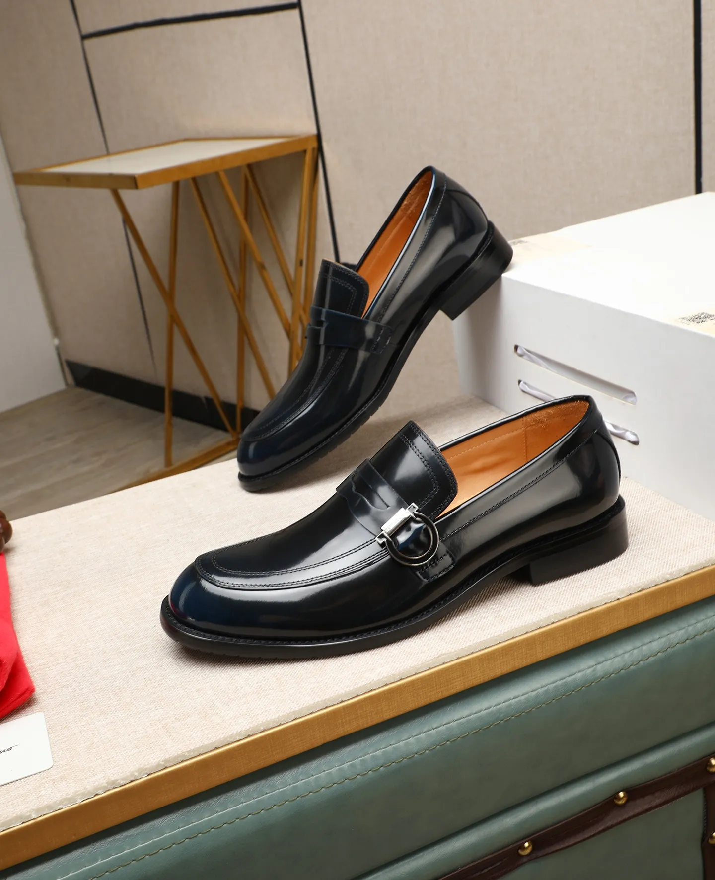 Men's shoes 💰560 📛📛(water-dyed cow lining) Salvatore Ferragamo high-end (Salvatore Ferragamo) is the world's top luxury footwear brand. It comes from the fashion kingdom of Italy. It is famous all over the world for its traditional handmade design and novel styles... 🚶🏻🚶🏻New suit shoes are available simultaneously at the counter. This model is made of pure handmade imported Italian calfskin fabric ➕soft water-dyed cowhide lining Original authentic outsole🌀🌀Size: 38➖44 (45 46 customized)